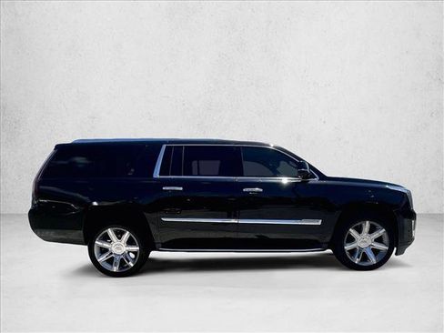 Used 2017 Cadillac Escalade ESV Luxury RWD image 5