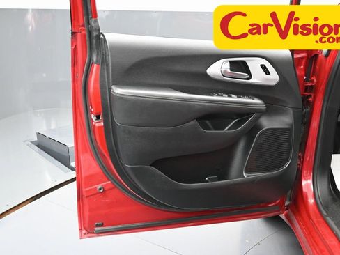 Used 2025 Chrysler Pacifica Limited image 44