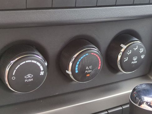Used 2012 Jeep Liberty Sport AWD/4WD image 29