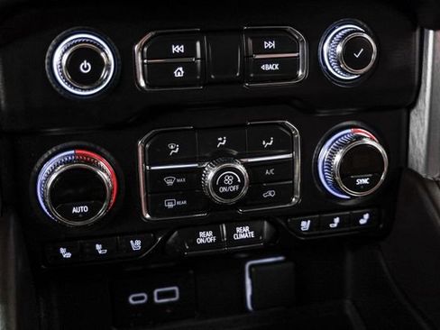 Used 2022 GMC Yukon XL SLT w/ SLT Premium Package image 24