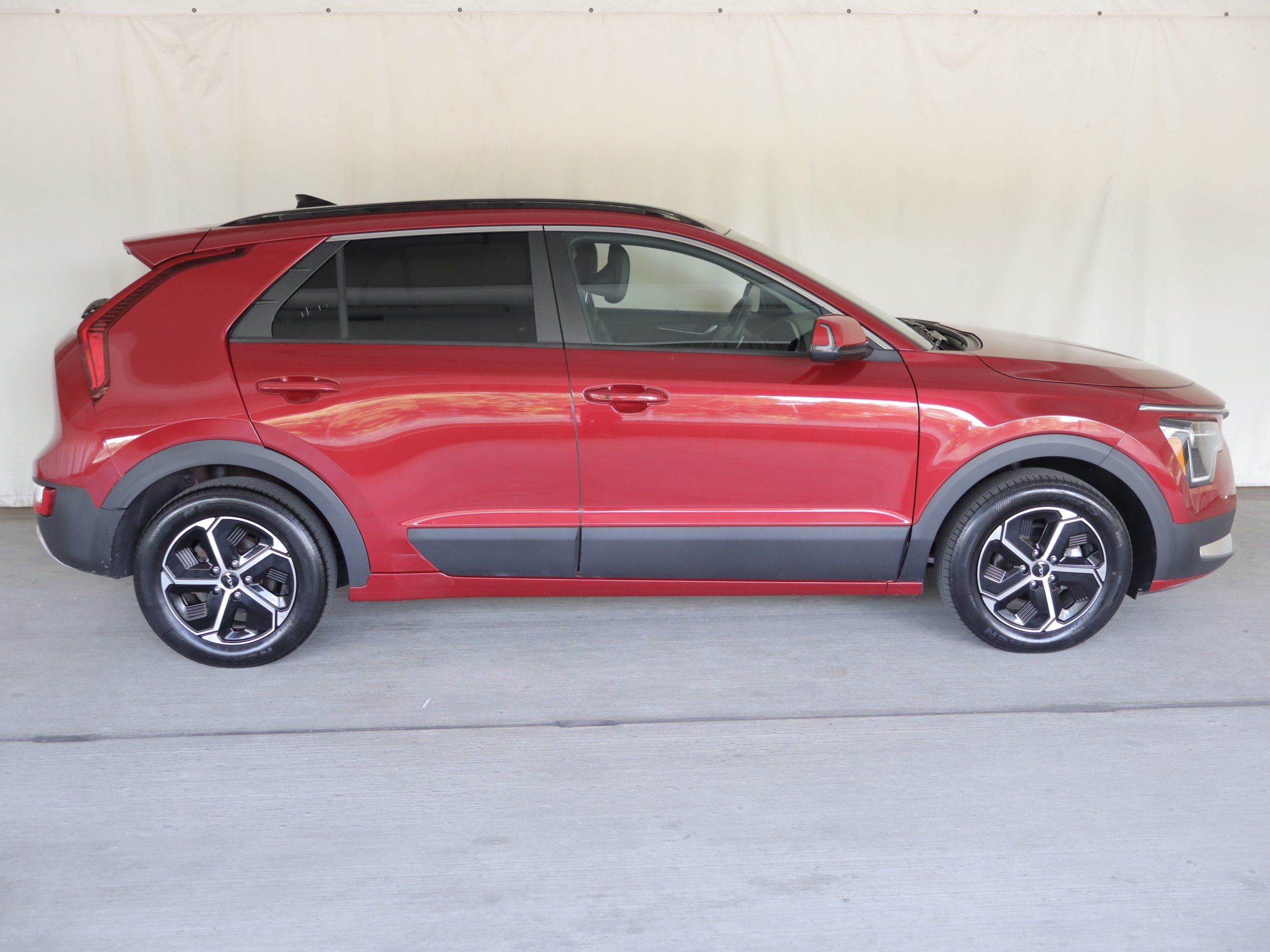 Used 2024 Kia Niro EX w/ EX Cold Weather Package FWD image 5