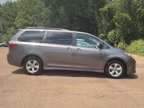 Used 2020 Toyota Sienna LE w/ LE Preferred Package FWD image 3