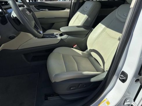 Used 2023 Cadillac XT6 Premium Luxury w/ Technology Package FWD image 17