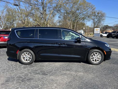 Used 2024 Chrysler Pacifica Touring-L image 2