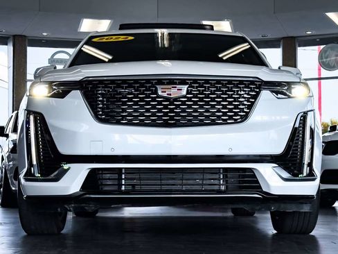 Used 2024 Cadillac XT6 Premium Luxury w/ Technology Package image 4
