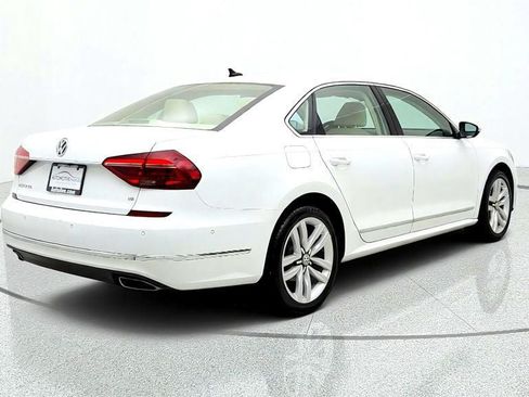 Used 2017 Volkswagen Passat 3.6 SEL Premium FWD image 5