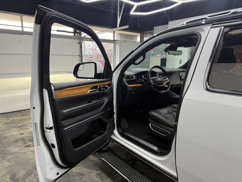 Used 2022 Jeep Grand Wagoneer Series III image 10