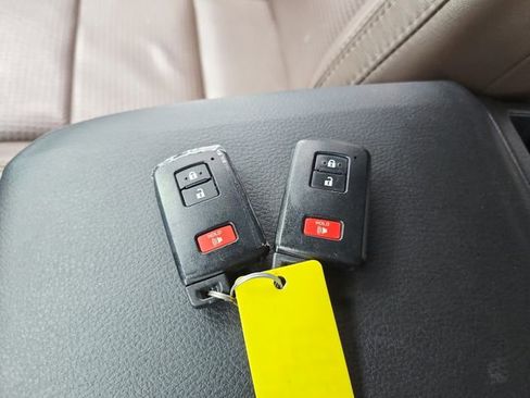 Used 2019 Toyota Tacoma Limited image 34