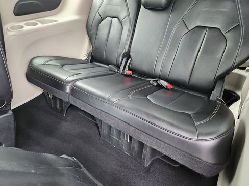 Used 2023 Chrysler Pacifica Touring-L FWD image 10