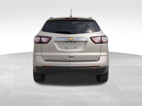 Used 2017 Chevrolet Traverse LT w/ Style and Technology Package FWD image 4