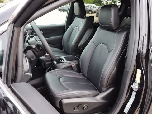 Used 2026 Chrysler Pacifica Select AWD/4WD image 14