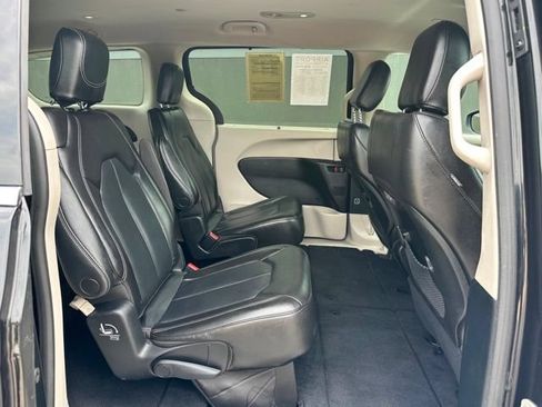 Used 2023 Chrysler Pacifica Touring-L FWD image 11