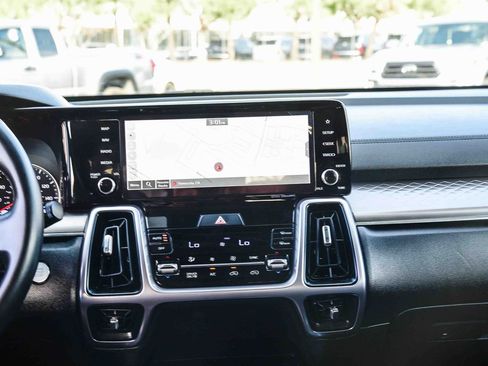 Used 2024 Kia Sorento EX w/ Panoramic Sunroof Package image 15