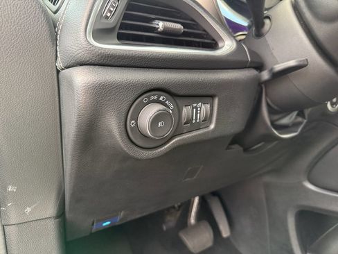 Used 2024 Chrysler Pacifica Premium FWD image 24