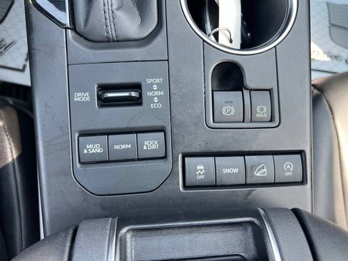 Used 2020 Toyota Highlander XLE AWD/4WD image 25