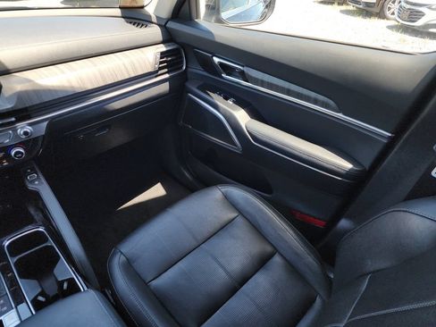 Used 2024 Kia Telluride EX w/ EX Captain's Chair Package AWD/4WD image 25