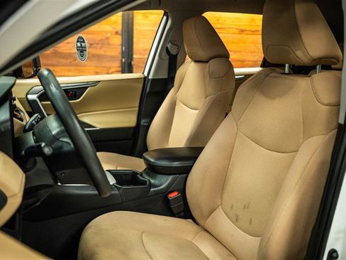 Used 2022 Toyota RAV4 LE image 9