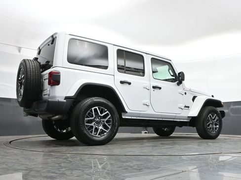 Used 2025 Jeep Wrangler Unlimited Sahara AWD/4WD image 40