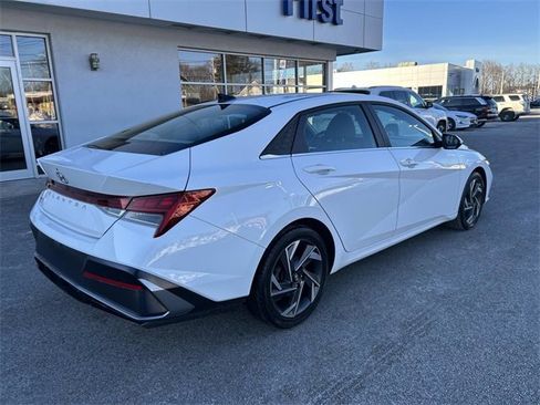 Certified 2024 Hyundai Elantra SEL w/ Convenience Package image 3