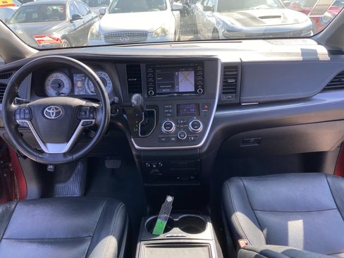 Used 2020 Toyota Sienna SE Premium FWD image 19