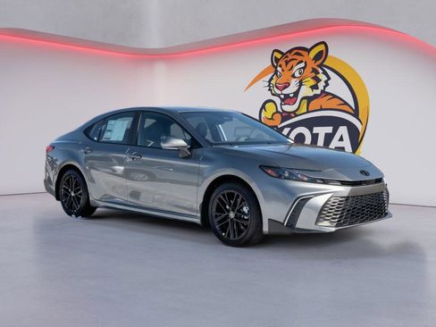 Used 2026 Toyota Camry SE image 5