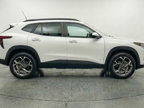 Used 2025 Chevrolet Trax LT w/ LT Convenience Package image 8