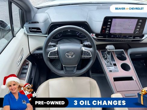 Used 2021 Toyota Sienna XLE image 18