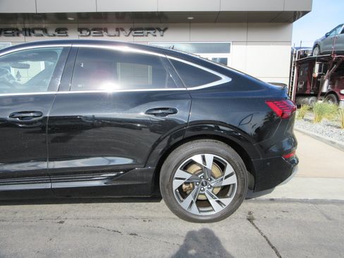 Used 2022 Audi e-tron Premium Plus AWD/4WD image 5