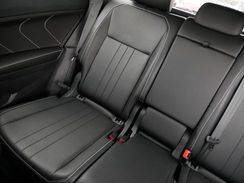 Certified 2024 Volkswagen Tiguan SE R-Line image 12