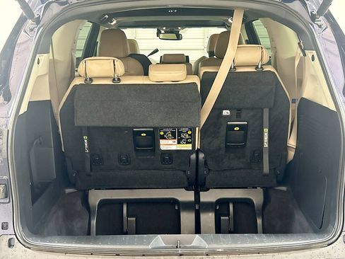 Used 2024 Toyota Sienna XLE FWD image 24
