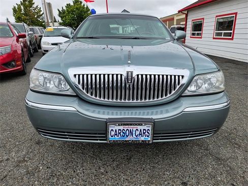 Used 2005 Lincoln Town Car Signature Limited image 8