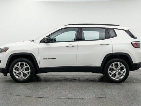 Used 2025 Jeep Compass Latitude AWD/4WD image 5