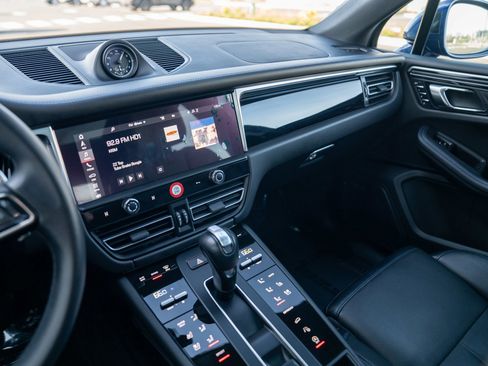 Used 2024 Porsche Macan image 16