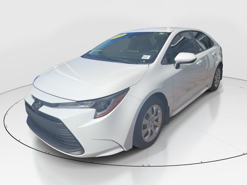 Used 2026 Toyota Corolla LE FWD image 3