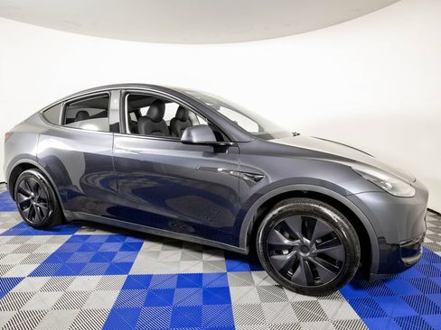 Used 2025 Tesla Model Y Long Range RWD image 3