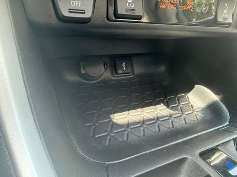 Used 2021 Toyota RAV4 XLE w/ Convenience Package AWD/4WD image 32