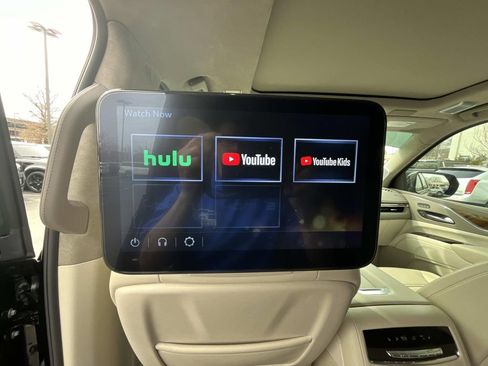 Used 2024 Cadillac Escalade Sport Platinum w/ LPO, ONYX Package image 18