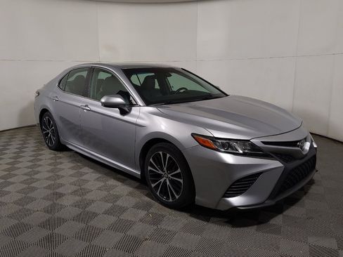 Used 2020 Toyota Camry SE image 11