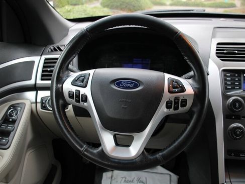Used 2014 Ford Explorer XLT image 18