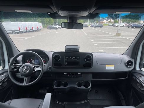Used 2025 Mercedes-Benz Sprinter 2500 image 7