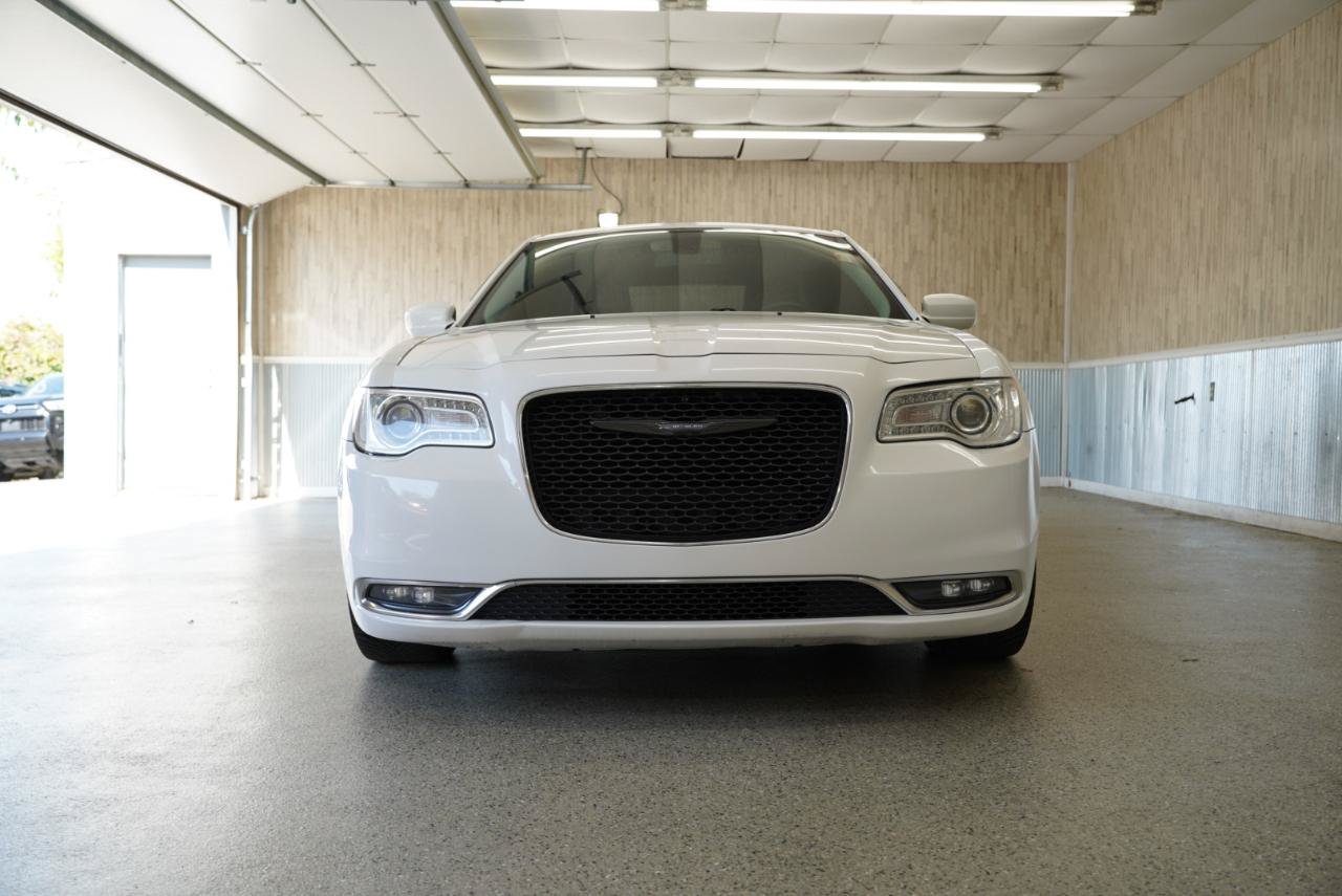 Used 2018 Chrysler 300 Touring L RWD image 2
