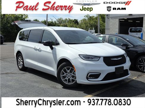 Used 2025 Chrysler Pacifica Select FWD image 1