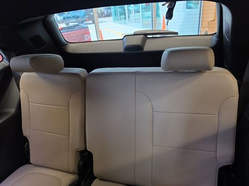 Used 2023 Chevrolet Traverse Premier FWD image 39