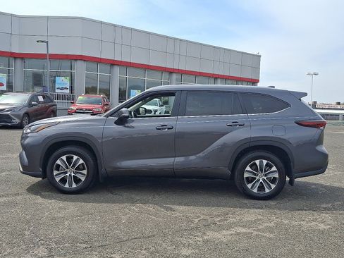 Used 2025 Toyota Highlander XLE AWD/4WD image 4