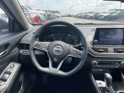 Used 2024 Nissan Altima 2.5 SV FWD image 16