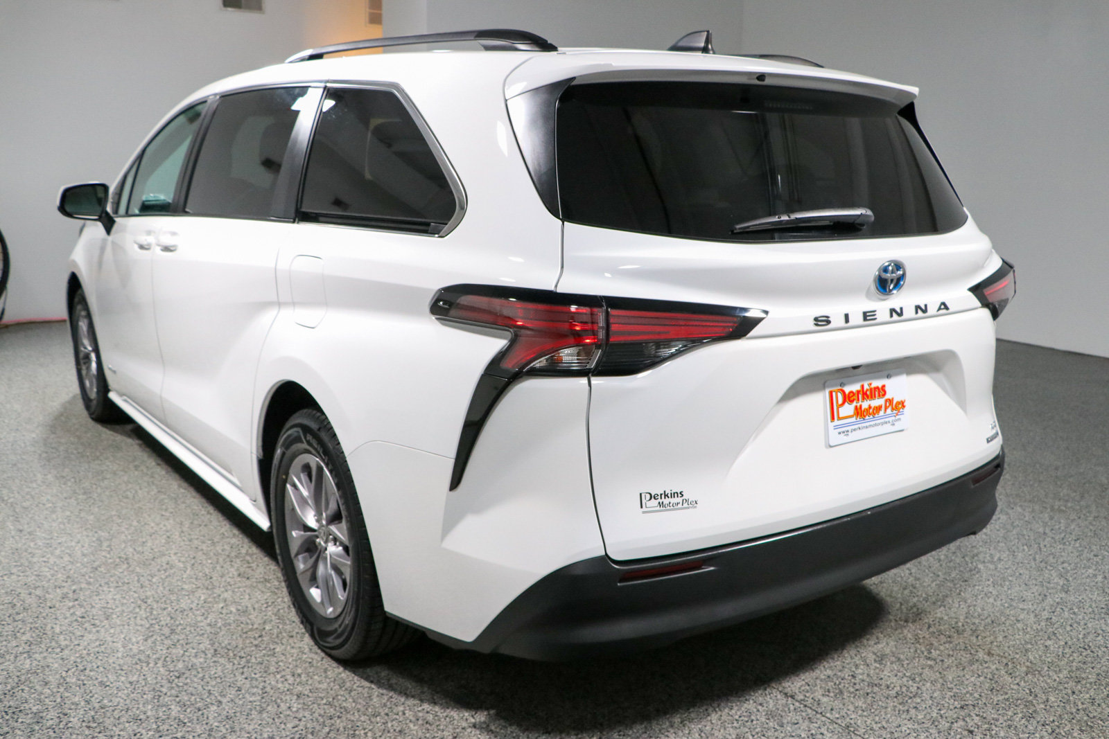 Used 2021 Toyota Sienna LE w/ LE Plus Package FWD image 9