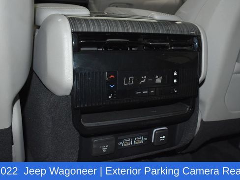 Used 2022 Jeep Wagoneer Series III w/ Premium Group I AWD/4WD image 28