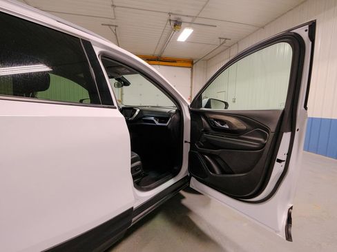 Used 2024 GMC Terrain SLT image 15