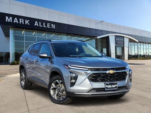 Used 2025 Chevrolet Trax LT image 1