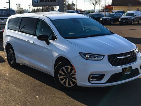 Used 2024 Chrysler Pacifica Select image 2